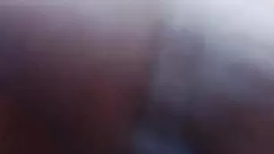 Милая сучка flowerpower28 отсасывает парню член