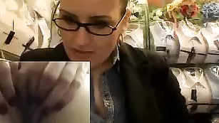 Строгая девица Myrabbelle_hot таки показывает свои прелести