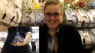 Строгая девица Myrabbelle_hot таки показывает свои прелести