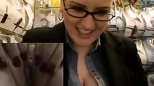 Строгая девица Myrabbelle_hot таки показывает свои прелести