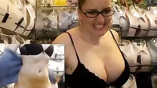 Строгая девица Myrabbelle_hot таки показывает свои прелести