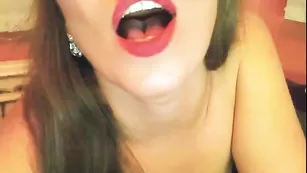 Симпатичная цыпочка Joselyn ласкает бритую пизденку