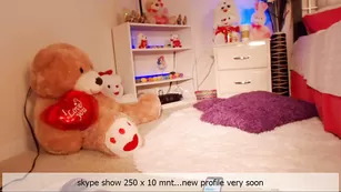 Соблазнительная курва Hollycute обнажает большую попку