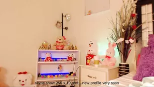 Соблазнительная курва Hollycute обнажает большую попку