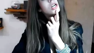 KianaDollx мастурбирует пальчиками