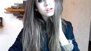 KianaDollx мастурбирует пальчиками