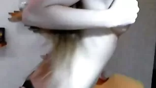 KianaDollx мастурбирует пальчиками