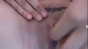Татуированная шкура colette ласкает клитор пальчиками