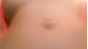 Привлекательная крошка honeyblond оголяет аппетитное тело