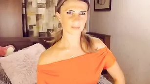 Привлекательная проказница Marinelochka насыщенно ласкается с самотыком