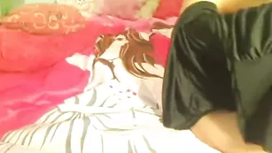 Озорная темноволосая missynahott вертит упругой попой