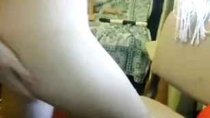 Симпатичная детка xxnikaxxx ласкает сочную пизду