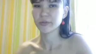 Симпатичная детка xxnikaxxx ласкает сочную пизду