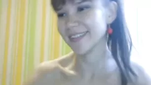 Симпатичная детка xxnikaxxx ласкает сочную пизду