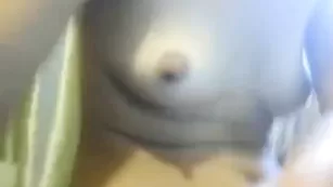 Симпатичная детка xxnikaxxx ласкает сочную пизду