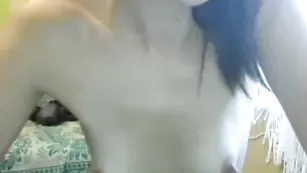 Симпатичная детка xxnikaxxx ласкает сочную пизду