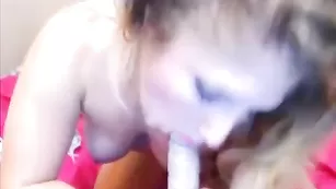 Сексуальная модель RoxyBadGirl развлекается с дилдо