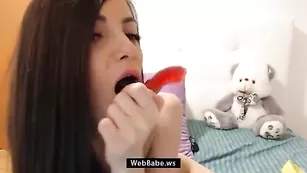 rebekaforyou трахает себя в пизду красным дилдл