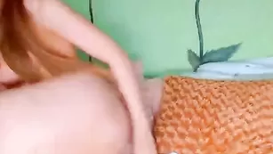 ole4kaangel трахает себя в пизду длинным самотыкм