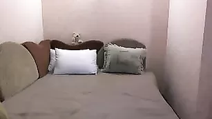 LovelyElla дрочит пизду и кончает от удовольствая