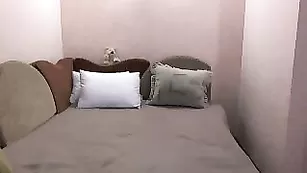 LovelyElla дрочит пизду и кончает от удовольствая