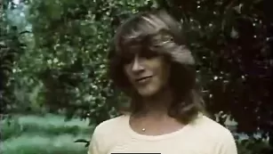 Классная тетка CrazyDaisy сосет на свежем воздухе