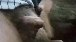 Классная тетка CrazyDaisy сосет на свежем воздухе