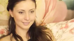 Красивая телочка Unna ласкает волосатую пизду