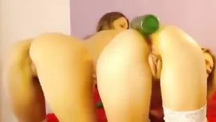 Восхитительные блонды долбят анус бутылками