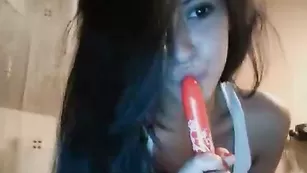 Naughtymellanye трахает себя своим любимым дилдо