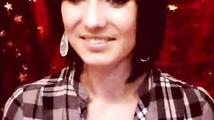 Озорная путана nushaXS трахает очко фаллосом