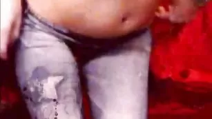 Озорная путана nushaXS трахает очко фаллосом