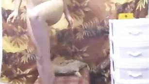 RozmarryX ласкает сосочки и клитор