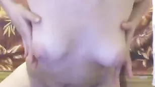 RozmarryX ласкает сосочки и клитор