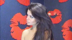 Обворожительная краля HoneyMila ласкает интимные прелести