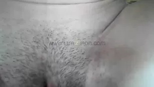 Сексуальная кобыла Omeliya теребит бритую пизду