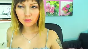 tatt0oedcutie сучка в татушках дрочит