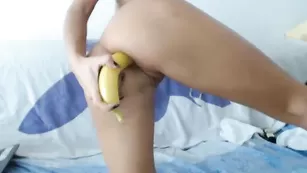 SashaBlue24 трахает себя бананом