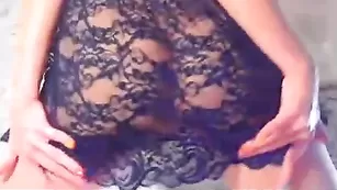 Порочная сучка DivineExxxtas показывает сочную попу