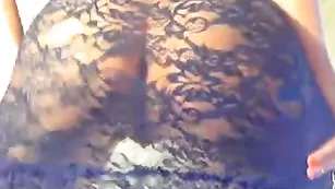 Порочная сучка DivineExxxtas показывает сочную попу