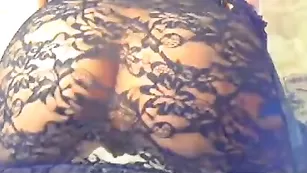 Порочная сучка DivineExxxtas показывает сочную попу