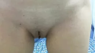 Taliax с гладко выбритой пиздой выебывается на камеру