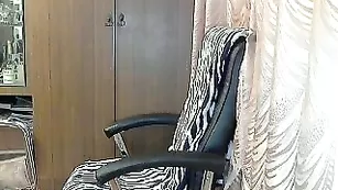 alena9968 сосет толстый член