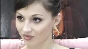 Симпатичная курва Kyrene трахает пизду страпоном