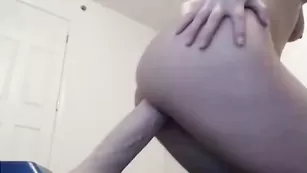 Бесподобная шмара Maryxxxjane жестко прыгает на толстом дилдо