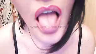 Знойная путана YOUR_ANGELXXX трахает бритую пизду