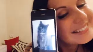 Блаженная цаца LuckySharm показывает киску