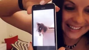 Блаженная цаца LuckySharm показывает киску