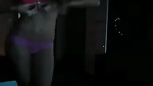 Смазливая цыпочка Sweetkate ласкает красивые сиськи