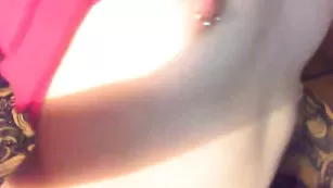 Nyaan нежно сосет игрушки